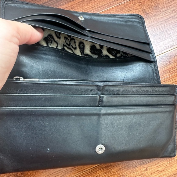 Black Leather Longchamp women’s Wallet with Silver Clasp - Picture 5 of 8